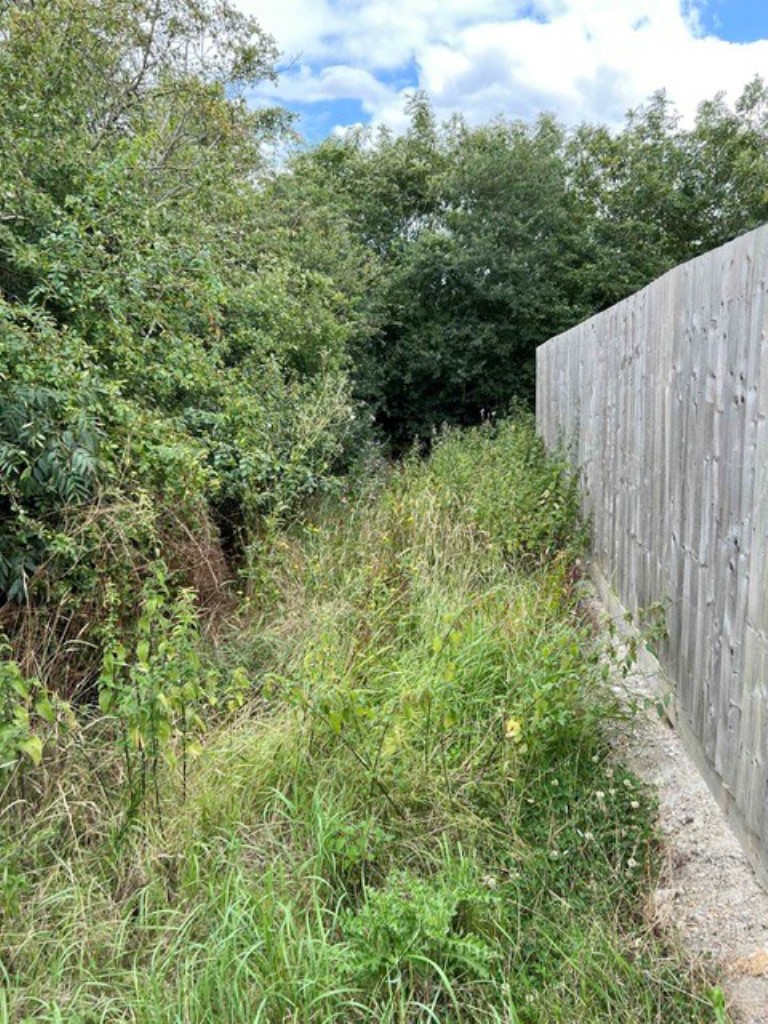 Lot: 35 - STRIP OF FREEHOLD LAND - Showing an area of the thin parcel of land in a residential area